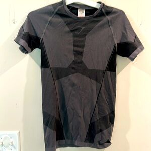 GYMSHARK SIZE SMALL COMPRESSION T SHIRT